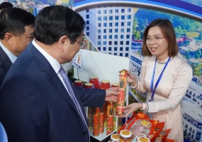 THỦ TƯỚNG PHẠM MINH CHÍNH THAM QUAN SẢN VẬT ĐẶC TRƯNG CÁC TỈNH ĐÔNG NAM BỘ