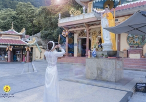 "LỄ PHẬT QUANH NĂM KHÔNG BẰNG RẰM THÁNG GIÊNG"