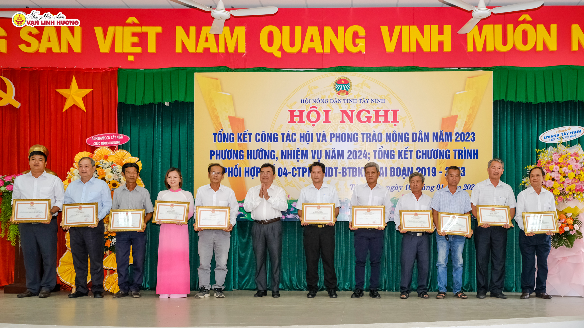 HKD-Vạn-Linh-Hương-vinh-dự-nhận-được-bằng-khen-của-UBND-Tỉnh